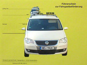 Bild vergrößern: Taxi mit Ortskürzel "ME" und der Überschrift: "Führerschein zur Fahrgastbeförderung".