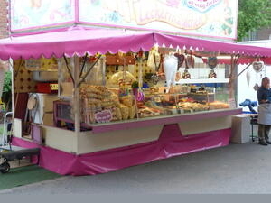 Bild vergrößern: Eine in pink gehaltene Verkaufsbude für Süßigkeiten.