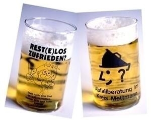 Bild vergrößern: Zwei gefüllte Gläser mit den Schriftzügen: "Rest(e)los zufrieden?" und "Abfallberatung Kreis Mettmann".
