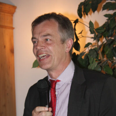 Bild vergrößern: Minister Johannes Remmel hält ein Mikrofon in der Hand.