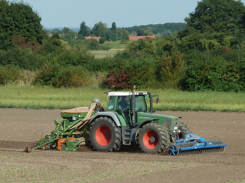 Bild vergrößern: Landwirtschaftsmaschine pflgt ein Feld um.