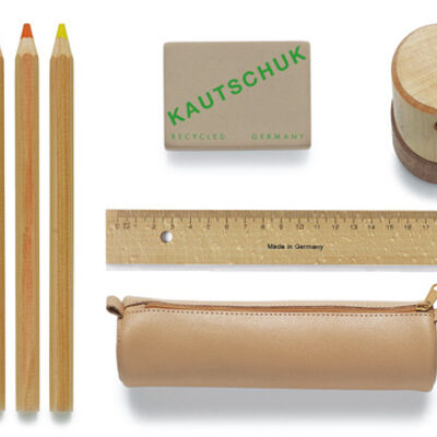 Bild vergrößern: Buntstifte aus Holz, Radiergummi, Holzanspitzer, Lineal aus Holz und ein Federmäppchen.
