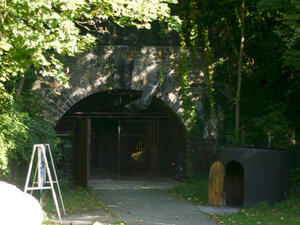 Bild vergrößern: Eingangsbereich eines Tunnels.