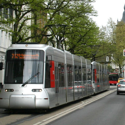Bild vergrößern: Straßenbahn der Linie 712 in Richtung Düsseldorf.