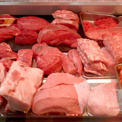 Bild vergrößern: Ausgestelltes Fleisch in einer Bedientheke.