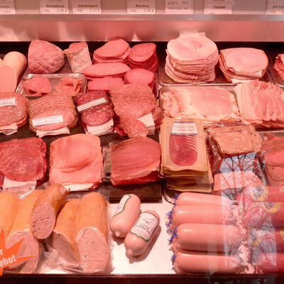 Bild vergrößern: Ausgelegte Wurstwaren in einer Bedientheke.