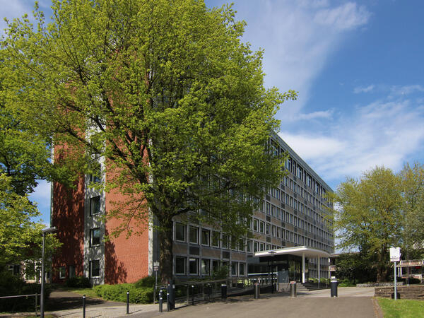Bild vergrößern: Das Kreishausgebäude in der Vorderansicht.