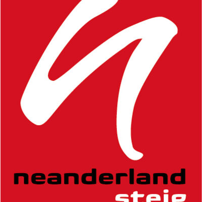 Bild vergrößern: Auf rotem Hintergrund ist die Aufschrift "neanderland. steig" abgebildet.