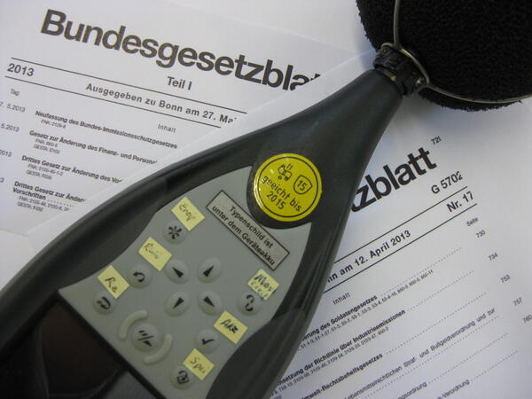 Bild vergrößern: Abgasanalysegert liegt auf dem Bundesgesetzblatt.