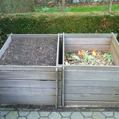 Bild vergrößern: Zwei Komposter: links mit bereits gereiften Kompost, rechts mit frischem Kompost befüllt.