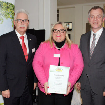 Bild vergrößern: Landrat Thomas Hendele und Minister Johannes Remmel übergeben einer weiblichen Person eine Urkunde.