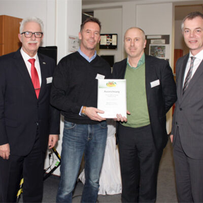 Bild vergrößern: Landrat Thomas Hendele und Minister Johannes Remmel übergeben zwei männlichen Personen eine Urkunde.