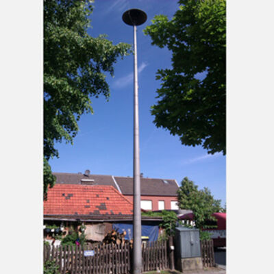 Bild vergrößern: Sirenenmast in einem Wohngebiet.