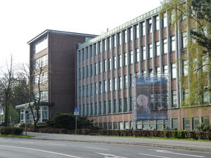 Bild vergrößern: Vorderansicht eines Gebäudes des Campus Velbert/ Heiligenhaus.