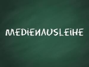 Bild vergrößern: Auf einer grünen Tafel steht "Medienausleihe".