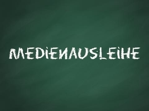 Bild vergrößern: Auf einer grnen Tafel steht "Medienausleihe".
