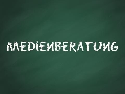 Bild vergrößern: Auf einer grnen Tafel steht "Medienberatung".