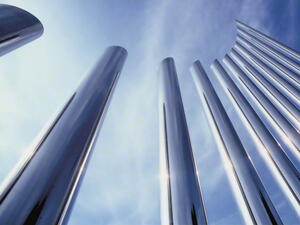 Bild vergrößern: Mehrere stählerne Säulen ragen in den Himmel.