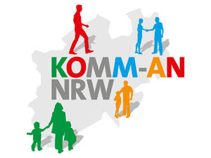 Bild vergrößern: Mittig im Umriss des Landes NRW steht: "KOMM-AN NRW" umrandet von Menschenfiguren in ankommender Haltung.