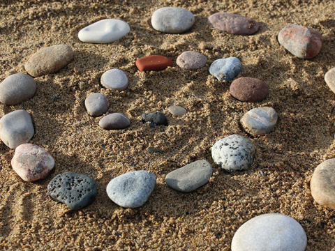 Steinspirale im Sand