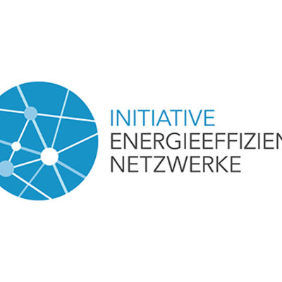 Bild vergrößern: Blauer Kreis mit weißen Netzen durchzogen, daneben der Schriftzug: "Initiative Energieeffiziente Netzwerke".