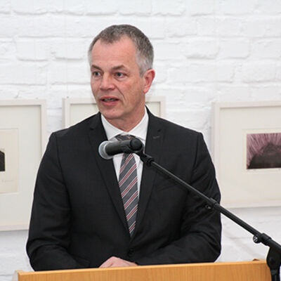 Bild vergrößern: Minister Johannes Remmel steht an einem Rednerpult mit Mikrofon.