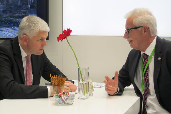 Landrat Thomas Hendele im Gespräch mit Staatssekretär Christoph Dammermann