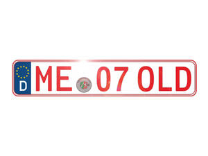 Bild vergrößern: Rotes KFZ-Kennzeichen mit den Initialen: "ME 07 OLD".
