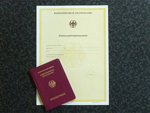 Bild vergrößern: Ein Reisepass der Bundesrepublik Deutschland liegt auf einem Staatsangehrigkeitsausweis der Bundesrepublik Deutschland.