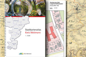 Bild vergrößern: Der Stadtkartenatlas und ein Auszug aus dem Liegenschaftskataster des Kreises Mettmann liegen auf einer Bürgemeistereikarte.