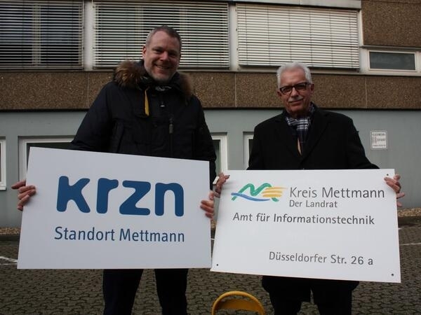 Bild vergrößern: Die Landrte Coenen und Hendele vollziehen die Umfirmierung