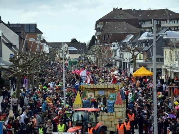 Bild vergrößern: 2Rosenmontagszug_c_Stadt Monheim am Rhein