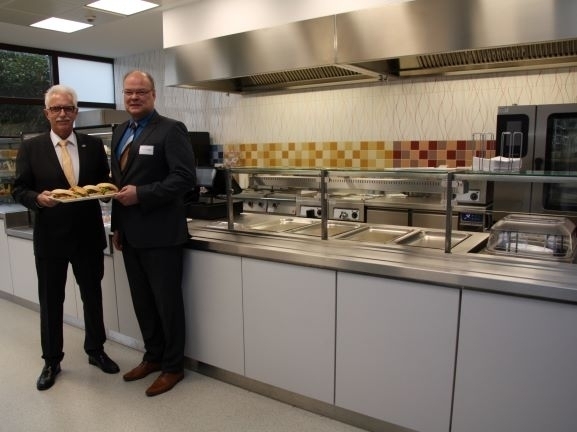 Bild vergrößern: Landrat Thomas Hendele und Schulleiter Frank Flanze freuen sich ber die modern ausgestattete Cafeteria.