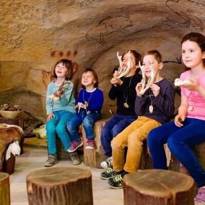 Bild vergrößern: 1Kinder im HhlenraumNeanderthal Museum - Kopie