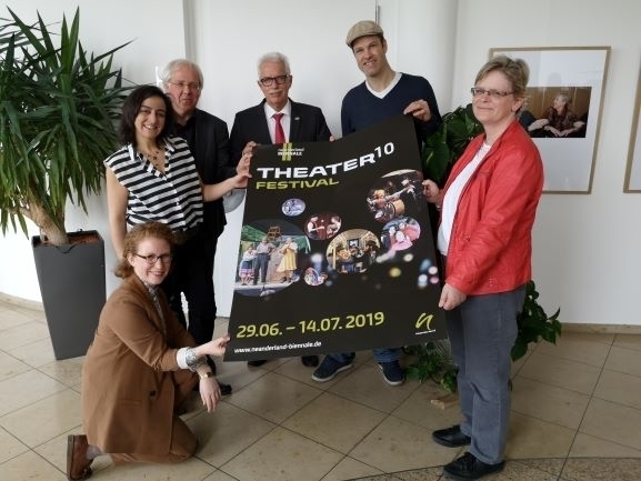 Bild vergrößern: Landrat Thomas Hendele (Mitte), Meike Utke (rechts) und weitere Protagonisten stellten das Programm vor