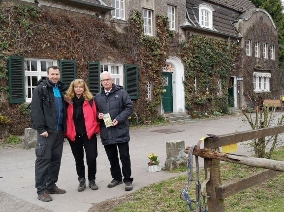 Bild vergrößern: Arne Jhrling (Koordinator Aktivtourismus neanderland), Martina Mauden (neanderland STEIG-Beauftragte) und Landrat Thomas Hendele vor der Garather Forstverwaltung, dem Startpunkt der diesjhrigen Auftaktwanderung am 11. Mai