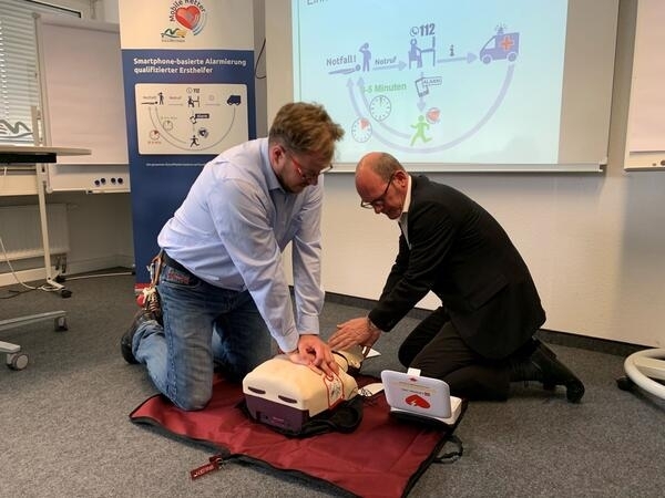Bild vergrößern: Bastian Etti von der Bildungsakademie und der rztliche Leiter des Rettungsdienstes, Dr. Arne Kster, demonstrieren die Wiederbelebung mittels Herzdruckmassage