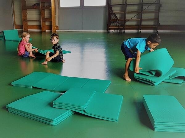 Bild vergrößern: Praxisstunde, in der die Kinder das Material selbst whlen und Bewegungsanlsse selbst bauen und bespielen