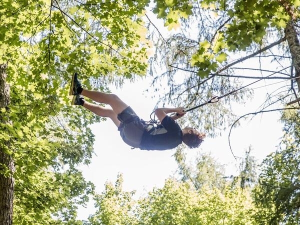 Bild vergrößern: Quer in der Luft - im Waldkletterpark Langenberg