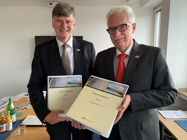 Bild vergrößern: Kmmerer Martin M. Richter und Landrat Thomas Hendele haben den Haushalt eingebracht