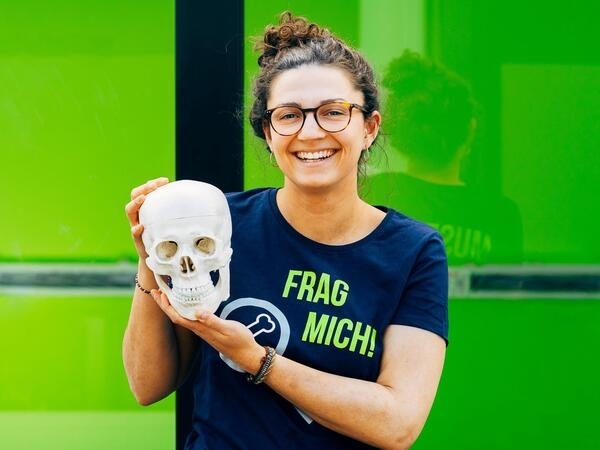 Bild vergrößern: Bitte lchern: Scout im Neanderthal Museum