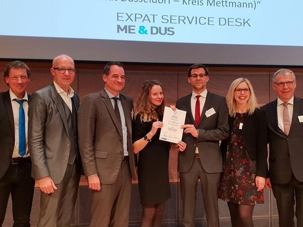 Bild vergrößern: Prof. Dr. Jrgen Stember (HS Harz), Dr. Thomas Robbers (DVWE), Felix Neugart (IHK), Svitlana Bayer (Projektkoordinatorin Expat Service Desk), Johannes Grnhage (Leiter Expat Service Desk), Theresa Winkels (Wirtschaftsfrderung Dsseldorf), Ralf Meurer (De