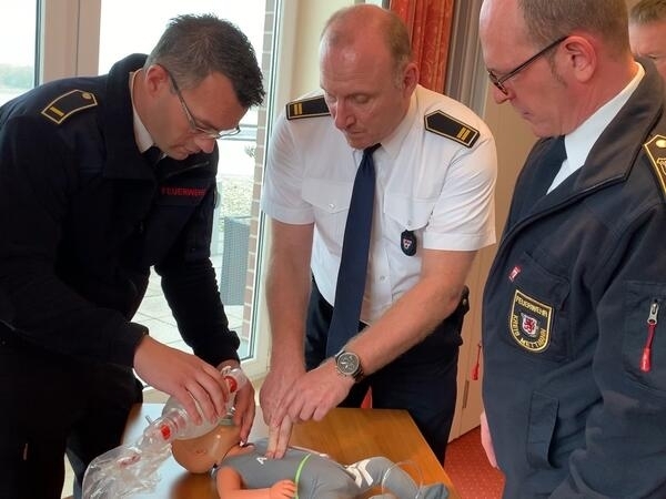 Bild vergrößern: Matthias Mausbach (Feuerwehr Mettmann), Guido Vogt (Feuerwehr Erkrath, Vorsitzender des Kreisfeuerwehrverbandes), Arne Kster (rztlicher Leiter Rettungsdienst des Kreises Mettmann)