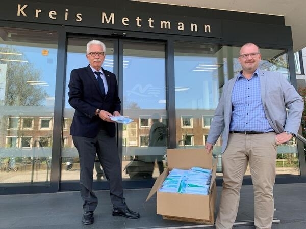 Bild vergrößern: Andreas Kupka (rechts) bergibt Schutzmasken an Landrat Thomas Hendele