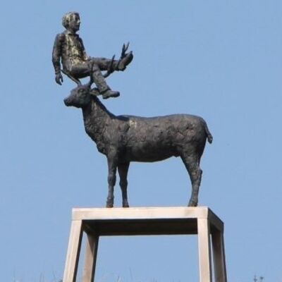 Bild vergrößern: Mann im Hirschgeweih_S.Balkenhol_2002_Bronze, patiniert; 2,6m hoch_Stadt Ratingen