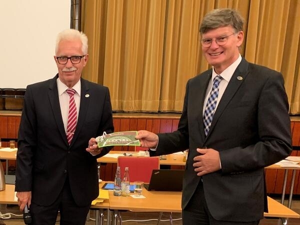 Bild vergrößern: Landrat Thomas Hendele gratuliert Martin M. Richter zur Wiederwahl