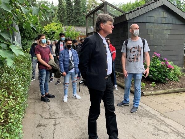 Bild vergrößern: Kreisdirektor Martin M. Richter begrte die Schler im Vogelpark