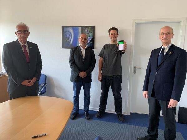 Bild vergrößern: (v.l.) Landrat Thomas Hendele, Laborleiter Dr. Roland Geisel, IT-Leiter Andreas Buchwald, Kreisgesundheitsamtsleiter Dr. Rudolf Lange