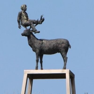 Bild vergrößern: Mann im Hirschgeweih_S.Balkenhol_2002_Bronze, patiniert; 2,6m hoch_c_Stadt Ratingen