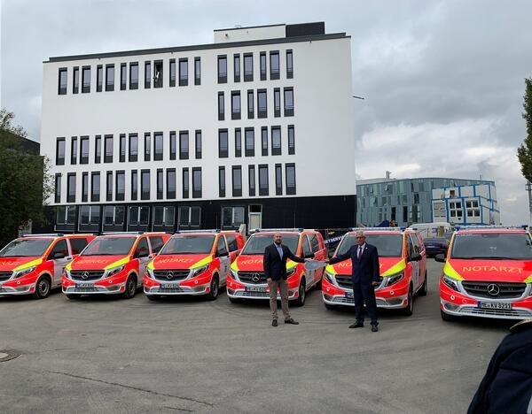 Bild vergrößern: Vor dem fast fertigen Kreisleitstellen-Neubau bergab Landrat Thomas Hendele die Fahrzeuge an Andr Franzen.